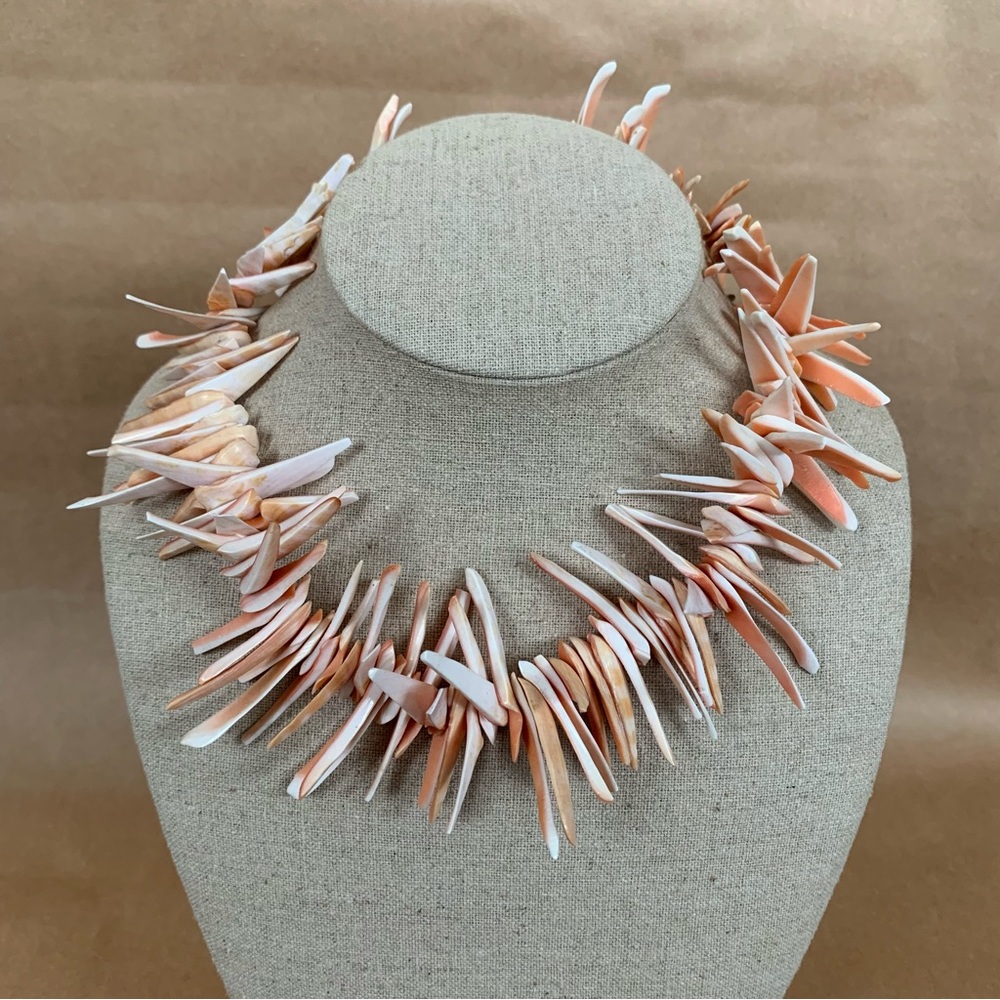 Y2K Shell Necklace - Picture 3 of 3